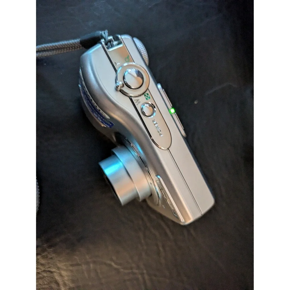 Olympus FE-210 Digital Camera Silver 7.1MP 3x Optical Zoom 1GB xD Card Works